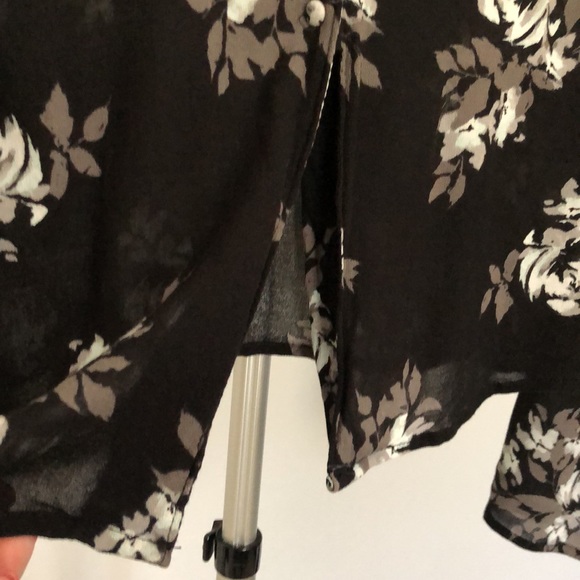Kendall & Kylie Floral V Neck Choker Blouse in Size Small - Picture 6 of 10
